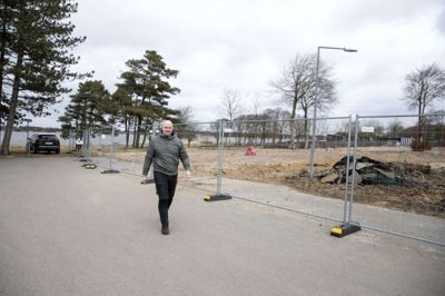 Engang lå der servicebygninger til campingpladsen i Sunds på det ryddede område bag Kristian Jensen. De er i dag væk, og Kristian Jensen vil anlægge en minigolfbane på området, som alle vil få adgang til. Foto: Tom Laursen
