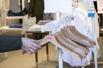 Modebutikken Only har fundet på en smart løsning til, hvordan de kan holde styr på antallet af kunder i butikken. Man tager en bøjle fra stativet, når man går ind, og når der ikke er flere bøjler, må man vente. Foto: Tom Laursen