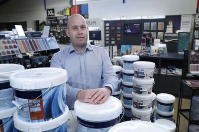 XL-Byg i Ikast kan se tilbage på et 2020 med mange gør det selv-projekter. Det har kunnet ses på butikkens omsætning, og leder Thomas Luplau glæder sig over, at butikken har klaret sig fint igennem pandemien. Det er især maling, butikkens kunder har revet væk under nedlukningen. Foto: Flemming Hansen