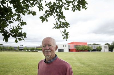Niels Ebbesen Bay nåede at være involveret i 25 musicalopsætninger i sin tid som lærer på Herning Gymnasium - hvor han i øvrigt også selv havde taget sin studentereksamen. Selv efter at han i 2018 gik på pension, fortsatte han som konsulent på musicalopsætningerne. Foto: Tom Laursen