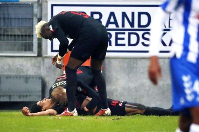 Sory Kaba og Gustav Isaksen lykønsker målscorer Japhet Sery Larsen efter 1-0-målet mod OB onsdag aften. FCM slog fynboerne 3-0 og bookede en plads i pokalsemifinalerne. Der skal holdet nu møde de forsvarende mestre, SønderjyskE. Foto: Tom Laursen