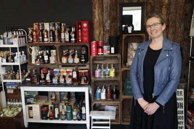 Bettina Damholt og Design og Handelshuset har oplevet, at kunderne gerne vil have lidt luksus under nedlukningen. Butikken har indrettet et lille hjørne, hvor herrerne kan stå og fundere over hvilken whisky de nu kunne tænke sig.Foto: Flemming Hansen