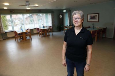 Borde og stole er sat ud til siden i et af de store fælleslokaler - ikke fordi der er aktivitet på gulvet, men for at folk så kan se de pyntede borde, hvis de kigger ind ad vinduerne. Alhusets leder, Doris Nielsen, er også vendt tilbage et par dage om ugen. Foto: Flemming Hansen