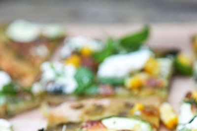 Pizza med pesto, courgetter og majskerner. Foto: Theresa Vangsøe