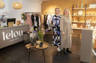 Anna Sand Daasbjerg (t.v.) og Heidi Larsen har sammen etableret livsstilsbutikken Lelou,der byder på både tøj, interiør og smykker. Foto: Tom Laursen