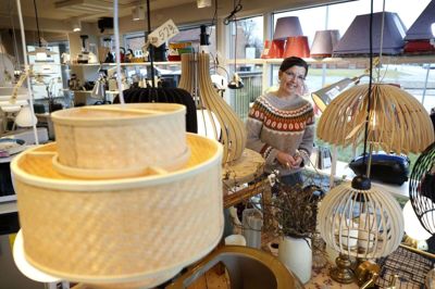 Lene Mikkelsen elsker at finde nye lamper, der kan blive tilbudt kunderne, og hun er glad for, at døren nu igen er åben, så folk kan få lamperne med hjem på prøve, hvis de har lyst til det. Foto: FLemming Hansen