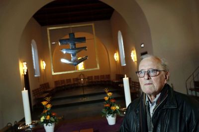 Herluf Kortegaard betegner udsmykningen i Ikast Kirke som »stjernekunst«. I midten ved alteret er han glad for, at udsmykningen med fisken og korset fortsat svæver smukt i kirkerummet. Foto: Flemming Hansen