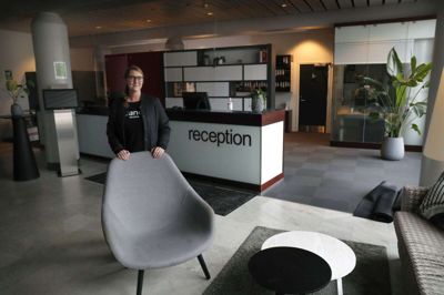 Hoteldirektør Rikke Bøndergaard har været helt alene på arbejde på Scandic, men i morgen kommer der atter gæster. Foto: Flemming Hansen