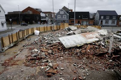 Nedrivningen af bygningen på hjørnet af Vestergade og Fredensgade er i fuld gang. Det skal bane vejen for, at Herning Kommune kan realisere en gammel plan om at lave en grøn plads for enden af gågaden. Foto: Henrik Ole Jensen