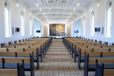 Videbæk Kirke har plads til flere end 300 kirkegængere. De nye restriktioner har lagt et loft på 43 personer i kirken ved gudstjeneester, der er uden nadver og fællessang og kun må vare en halv time. Men Videbæk Kirke har tradition for at sende gudstjenesterne live, så de både kan streames og ses på det lokale Videbæk Net. Foto: Tom Laursen