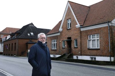 Jan Allan Nielsen og de øvrige beboere i Dalgasgade får snart nye naboer, når to nedslidte villaer rives ned for at give plads til et nybyggeri med blandt andet et højhus med 54 ungdomsboliger. Foto: Henrik Ole Jensen