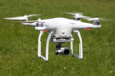 Videbæk Energiforsyning sender droner i luften for at finde svagheder i nettet af fjernvarmerør i Videbæk by. Foto: PR-Foto