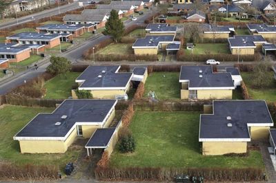 Naboer til lægehusene i den nordlige del af Hernings centrum efterlyser en plan for, hvordan husenes forfald skal håndteres. Foto: Tom Laursen