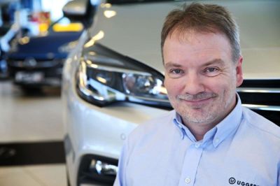 Direktør Erik Hove fra Uggerhøj Biler beskriver stemningen efter genåbning af bilhusene som »positiv med tomlen opad«. Foto: Flemming Hansen