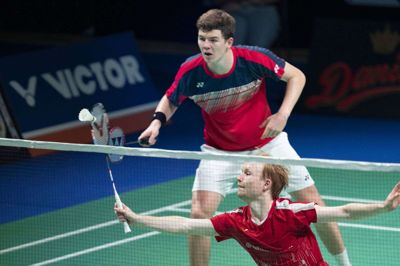 Emil Lauritzen (forrest) fra Ikast FS og Mads Muurholm tabte som ventet til de tidligere viceverdensmestre, Kamura og Sonoda fra Japan, men de tankede begge ny motivation ved en af verdens største badmintonturneringer, All England. Billedet her stammer fra Denmark Open. Foto: Claus Fisker/Ritzau Scanpix