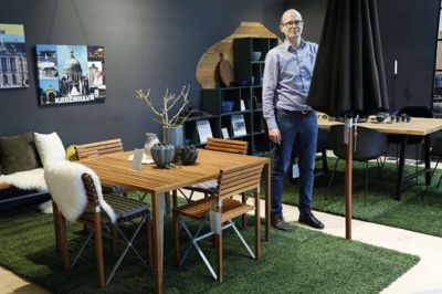Snart er det sommertid, og vi skal sætte havemøblerne frem. Har man ikke nogen, kan indehaver Morten Sørensen fra Sunds Møbler hjælpe. Forretningen åbner som noget nyt en afdeling med havemøbler. Foto: Henrik Ole Jensen