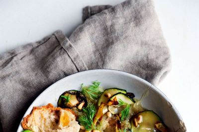 Bagte courgetter med citronskal og dild. Foto: Asta Just Schack