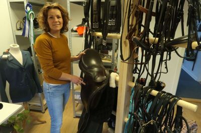 Det er i den tidligere frisørsalon i privaten i Vildbjerg, Heidi Bloch har indrettet sit lager. Der er flere kvadratmeter i huset i takt med, at der bliver råd til at købe mere ind. Foto: Henrik Lind Jørgensen