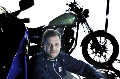 Siden Danni Jensen blev udlært motorcykelmekaniker, drømte han om at blive selvstændig. Den drøm gik i opfyldelse for fem år siden med DJ Motorcykler, og det går så godt, at Danni Jensen ikke længere har tid til at skrue i cyklerne. Han tager sig af køb og salg til butikken. Foto: Henrik Ole Jensen