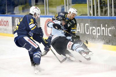 Blue Fox begik for mange fejl og blev straffet hårdt af de skarpe gæster fra SønderjyskE. Ikke mindst af Yannick Vedel, der scorede fire mål. Foto: Flemming Hansen