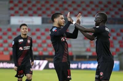 Obrigado! Thank you! Brasilianske Evander Ferreira (t.v.) takker australske Awer Mabil for forarbejdet til førstnævntes 4-0-scoring i aftes mod Vejle. Mabil havde næstsidste fod på tre ud af »ulvenes« fem træffere.
