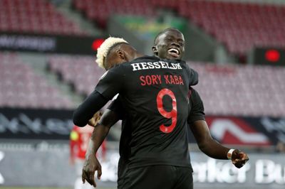 FCM-spillerne var i godt humør. Her jubler Sory Kaba og Awer Mabil over førstnævntes scoring på sidstnævntes oplæg. Foto. Flemming Hansen