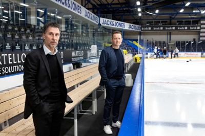 Claus F. Sørensen (t.v.) er bestyrelsesformand for Herning Blue Fox. Her ses han sammen med direktør Torben Skovsgaard. Foto: Tom Laursen