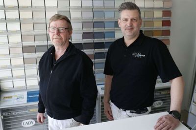 Efter at have været ansat 20 år i firmaet træder Jesper Lundorff Würtz (t.h) nu ind som medejer i Lundorff Boligfarver, hvor han deler ledelsen med Tom Lundorff. Foto: Flemming Hansen