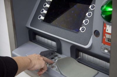 En 43-årige kvinde fra Herning er dømt for ulovlig omgang med hittegods, da hun tog de penge, som en anden mand havde glemt i pengeautomat. Foto: S. Thomsen