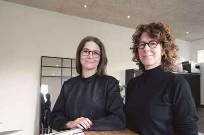 Cathrine Bie Pedersen (t.v.) og Birgitte Hjorth Rusberg er to af medejerne i virksomheden Nobody is Everybody, som markedsfører sig på at lave jeans, der passer til alle kvinder. Foto: PR-foto