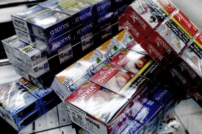 Prisstigninger på cigaretter og lukkede grænser, der begrænser adgangen til billige smuglervarer, kan have betydning for antallet af cigarettyverier, vurderer politiet. Foto: Henrik Ole Jensen