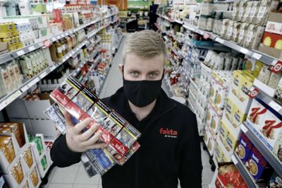 Cigarettyveriet fra Fakta i Kibæk blev først opdaget, da gerningsmændene var forsvundet, fortæller butikschef Stephan Andresen. Foto: Henrik Ole Jensen