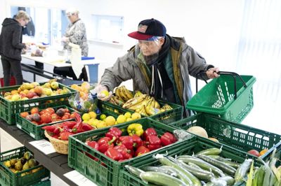 Mad Til Herning er åbnet igen. Foreningen bekæmper madspild og har en bred skare af kunder som her San Dac, der finder de bedste lime frem. Foto: Tom Laursen