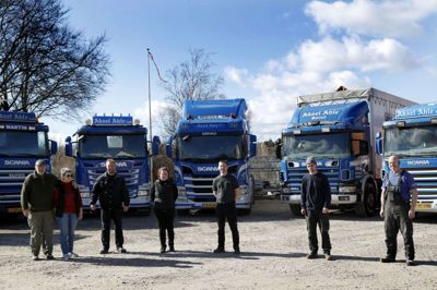 Alle lastbilerne marcheret op sammen med så mange ansatte, som det var muligt. Fra venstre er det Aksel og Birgit Ahle, Martin og Annicha Ahle, Danni Sejbjerg og Benjamin Ahle samt Torben Flæng. Foto: FLemming Hansen