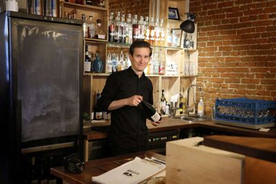 Casper Nielsen har oprettet Bourgogneklubben.dk i håb om at kunne tilbyde sine kunder gode priser på vine fra den franske vinregion og samtidig hjælpe producenter, som har haft nedgang i indtjeningen i forbindelse med coronapandemien. Foto: Henrik Ole Jensen
