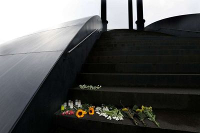 Der er lagt blomster og stillet lys frem på trapperne på Elia efter tirsdagens tragedie. Foto: Henrik Ole Jensen