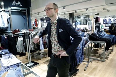 Martin Jørgensen fra Tøjeksperten i herningCentret er dybt utilfreds med myndighedernes genåbningsplan. Han mener ikke, at herningCentret vil være et større arnested for coronasmitte end den øvrige del af detailhandlen, der allerede er genåbnet. Foto: Henrik Ole Jensen