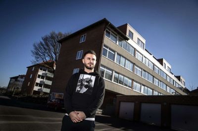 - Århusbakken er mit hood, siger Eldin Delic. Da han var yngre, arbejdede han i kiosken og pizzeria på Århusbakken. Og han omdelte Midtjyllands Avis på Papirfabrikken.