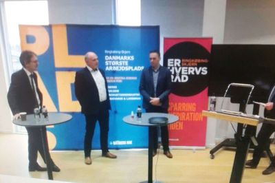 Erhvervslivet skal op i omdrejninger igen med udsigten til en genåbning af samfundet. For at få fuld fart på, skal der ske en række forbedringer, sagde fra venstre erhvervsrådets formand Kim Brarup, direktør Steen Buhl Larsen i Landia i Lem, direktør Tommy Søndergaard fra billig-arbejdstøj.dk i Spjald til borgmester Hans Østergaard (V). Foto: Jesper Wind