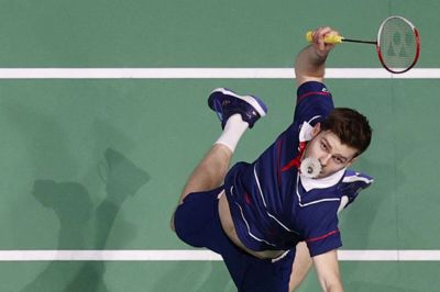 Lasse Mølhede stiger til vejrs og banker et smash af sted under All England. Foto: Ritzau Scanpix