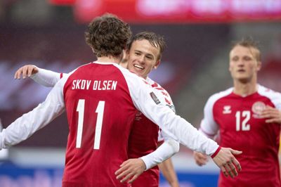 Andreas Skov Olsen og Mikkel Damsgaard er tidligere klubkammerater i FC Nordsjælland og gode venner uden for banen. Og inden for kridtstregerne viste de to stortalenter blik for hinanden, da Danmark besejrede Moldova med hele 8-0 i Herning. Foto: Tom Laursen