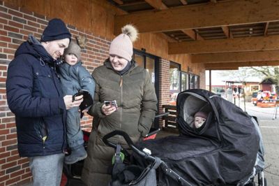 Familien Nissen venter på at få svar på deres kviktest, som de fik lavet i Videbæk, inden de besøgte Jyllands Park Zoo. På armen er det William, og i barnevognen er det Agnes, der følger nysgerrigt med. Foto: Tom Laursen