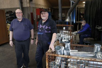 Verden forandrer sig i løbet af 40 år, men brødrene Ib Birk Poulsen (t.v.) og Steen Birk Poulsen står stadig i spidsen for Timring VVS, Smede- og Maskinforretning, og mange af kunderne vender tilbage igen og igen. Foto: Flemming Hansen