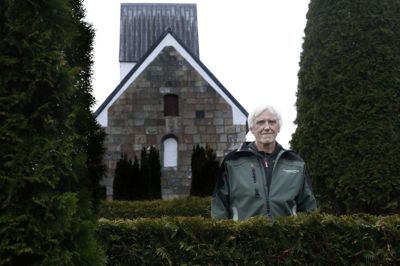 At være graver er et servicefag i forhold til de pårørende, siger Henning Stokholm, som har været ansat ved Vinding Kirke i 25 år. Døden er nærværende over alt på kirkegården, men fylder ikke så meget i hans hverdag. Foto: Henrik Ole Jensen