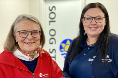 Jytte Hansson fra Red Barnet (t.v.) og til højre bureauchef Julie Trærup Nielsen fra Sol og Strand Feriehusudlejning A/S. Foto: PR-Foto