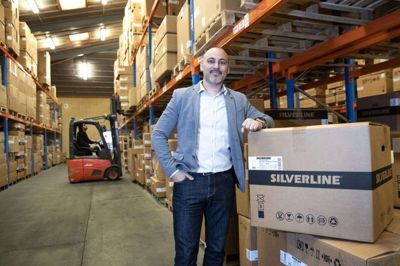 Hakan Yilmaz er direktør og ejer af JGN Silverline, der i 2017 flyttede aktiviteterne til Ikast fra Herning. Nu er virksomheden i pladsmangel og bygger til. Foto: Tom Laursen