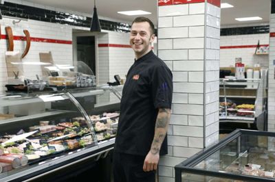 Slagter Jonathan Pedersen fra Slagter Theilgaard kan godt mærke, at butikkerne i gågaden i Herning er åbnet igen. Det giver ham og personalet meget mere at lave. Foto: Henrik Ole Jensen