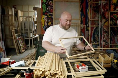 Kunstner Jesper Nørgaard laver selv sine rammer i bæredygtigt træ, og det, han fylder i rammerne, kan man opleve i rigt mål i hans galleri på Knudmosevej i påskeweekenden. Foto: Flemming Hansen