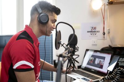 På grund af corona-lockdown har Naim Mohammed fundet noget andet at kaste sig over for at bruge tiden i Danmark konstruktivt. Her er han kommet i gang med en podcast, som han producerer hjemme fra sit værelse på ISI Idrætshøjskole. Foto: Tom Laursen