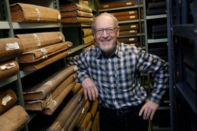 Objektiv set mener Niels Henrik Thormann ikke, han selv kan bedømme, om han har sat sig spor. Men den tidligere gymnasielærer og museumsformand er tilfreds med, at han efter 50 år på egnen efterlader sig både en lille skov og en lokalhistorisk bog. Her er Thormann, der fylder 80 år tirsdag 6. april, gået i Herning Folkeblads arkiver, hvor fortidens aviser er med til at fortælle historien om egnen. Foto: Flemming Hansen